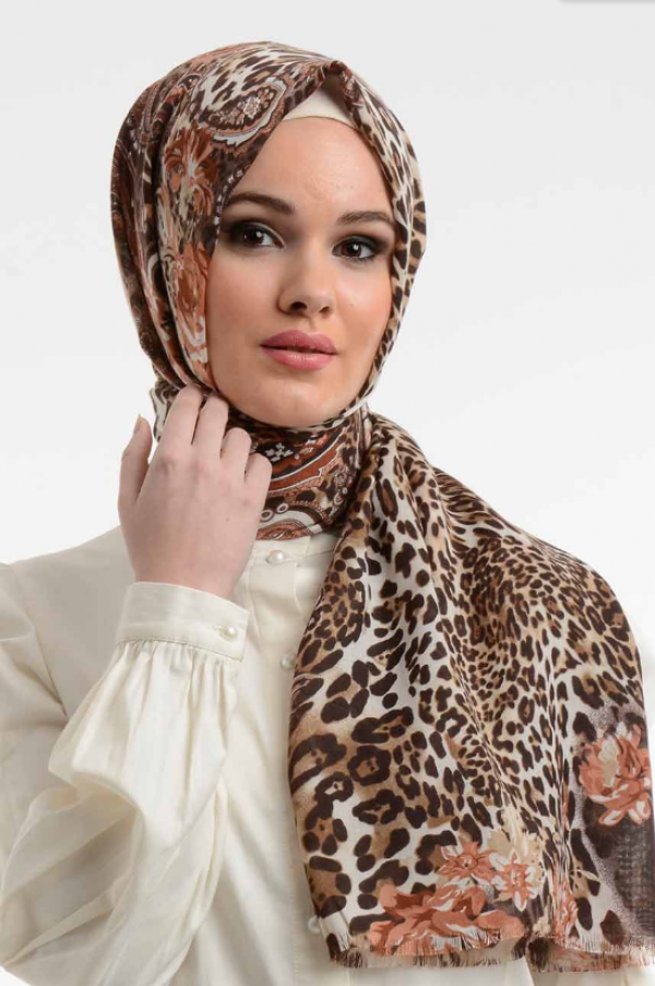 Hijab syal dengan print leopard yang edgy